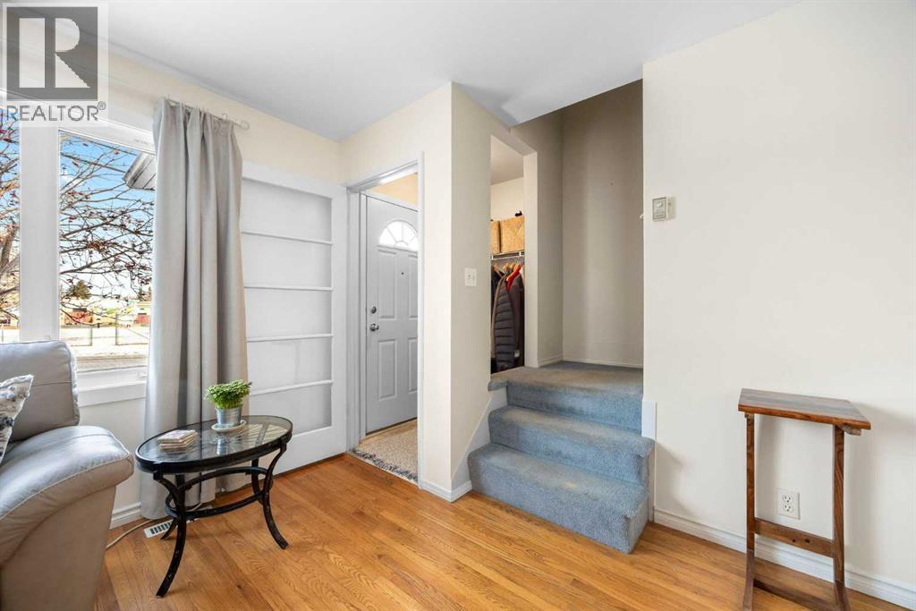 Row / Townhouse for Sale in 462 Killarney Glen Court SW|Calgary, Alberta T3E7H4 3