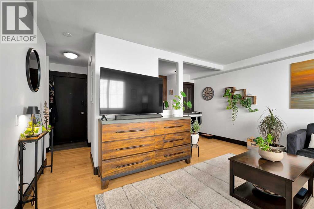 Apartment for Sale in 305, 2417 17 Street SW|Calgary, Alberta T2T4M9 2