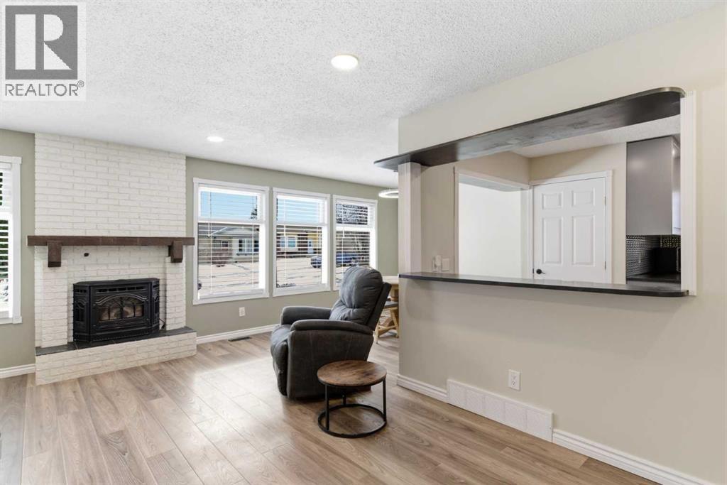 House for Sale in 79 Templehill Drive NE|Calgary, Alberta T1Y4C4 5