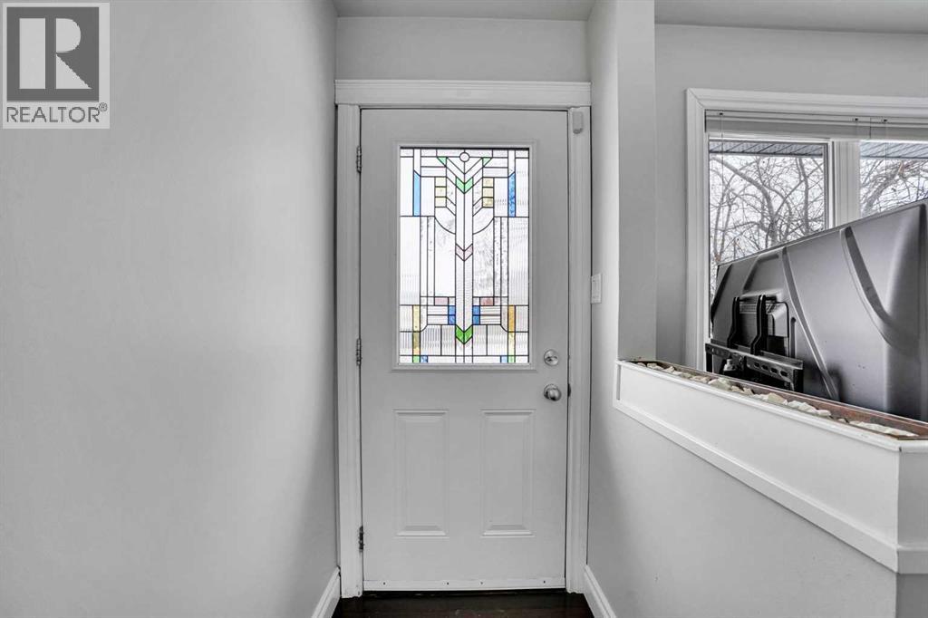 House for Sale in 35 Meadowview Road SW|Calgary, Alberta T2V1W1 2