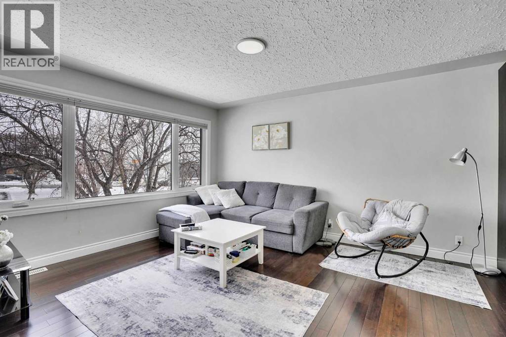 House for Sale in 35 Meadowview Road SW|Calgary, Alberta T2V1W1 4