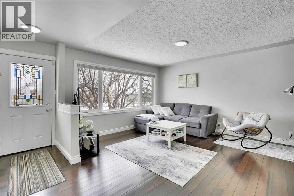 House for Sale in 35 Meadowview Road SW|Calgary, Alberta T2V1W1 3