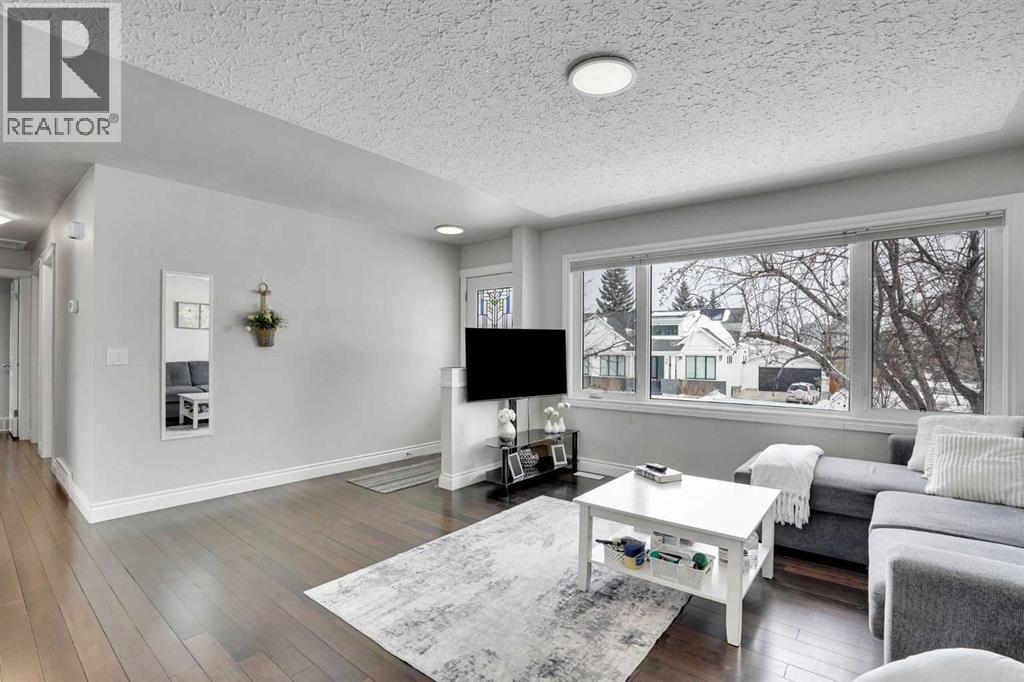 House for Sale in 35 Meadowview Road SW|Calgary, Alberta T2V1W1 5