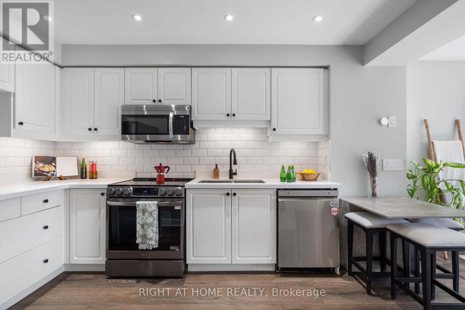 Row / Townhouse for Sale in 41 - 2088 LEANNE BOULEVARD|Mississauga (Sheridan Park), Ontario L5K2S7