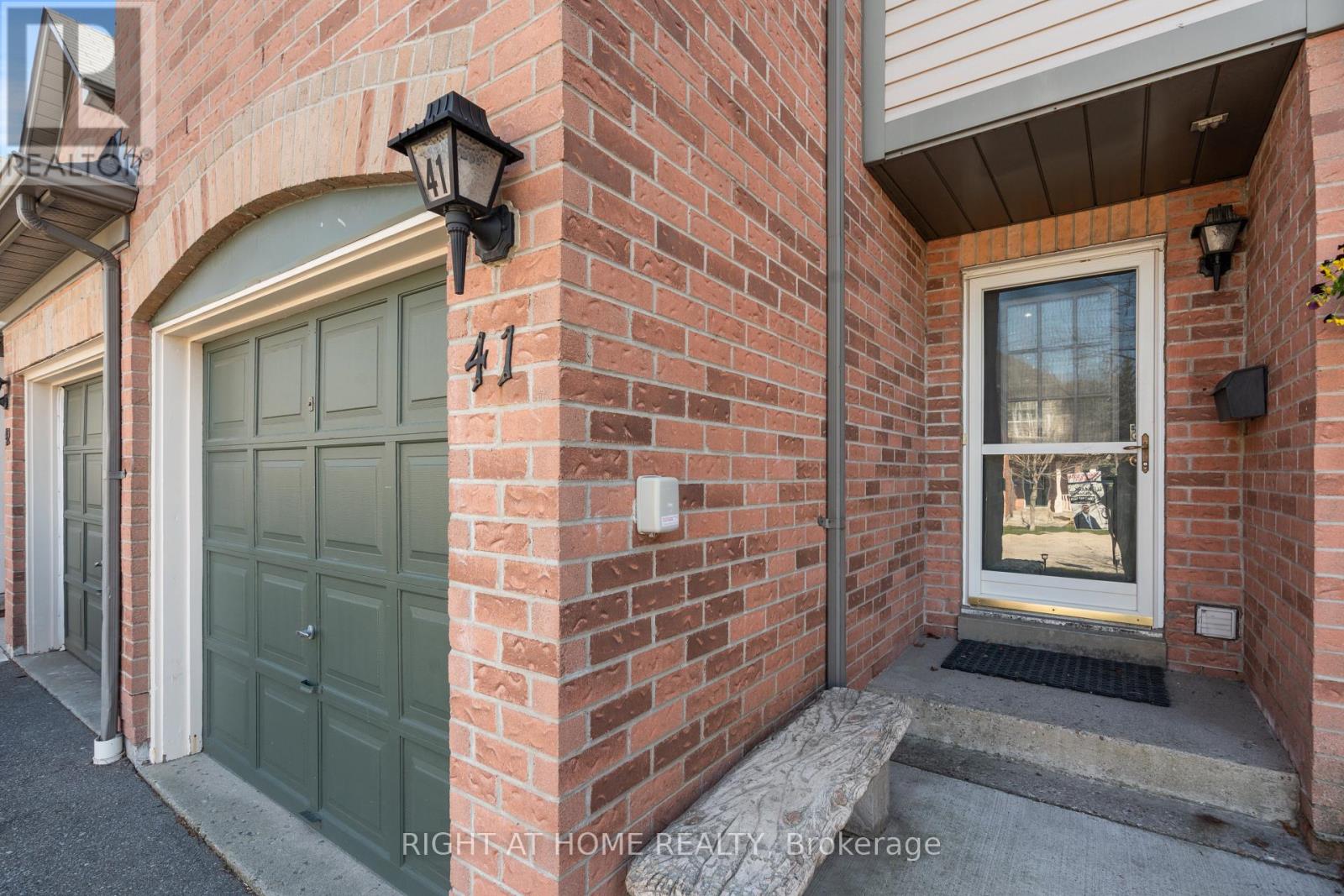 Row / Townhouse for Sale in 41 - 2088 LEANNE BOULEVARD|Mississauga (Sheridan Park), Ontario L5K2S7 2