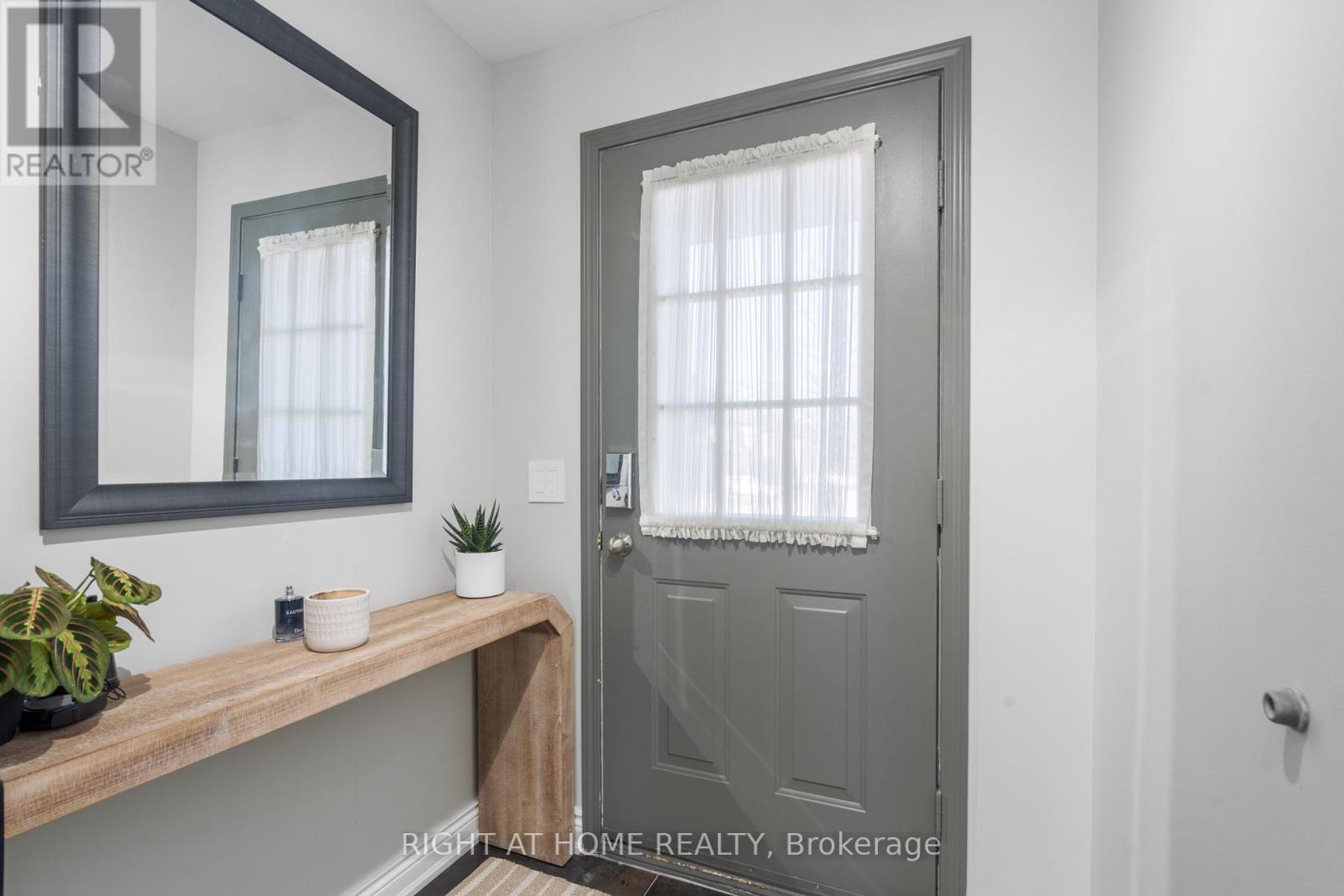 Row / Townhouse for Sale in 41 - 2088 LEANNE BOULEVARD|Mississauga (Sheridan Park), Ontario L5K2S7 3