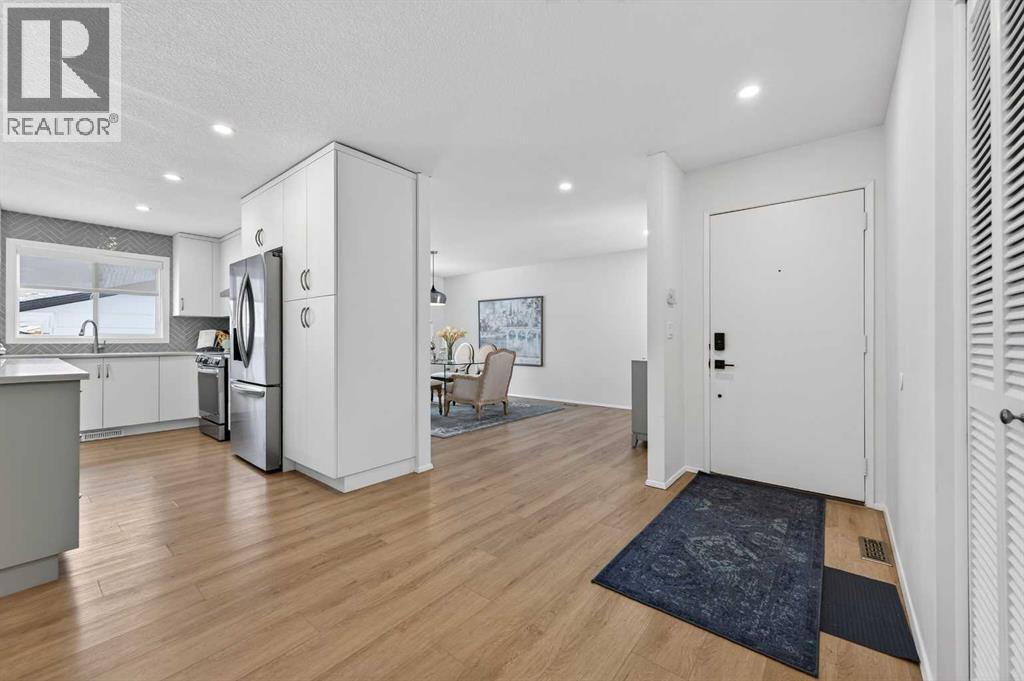 House for Sale in 60 Sunmount Close SE|Calgary, Alberta T2X1V6 2