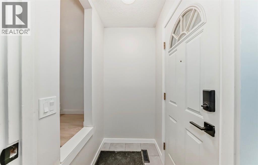 Row / Townhouse for Sale in 423 Regal Park NE|Calgary, Alberta T2E0S6 2