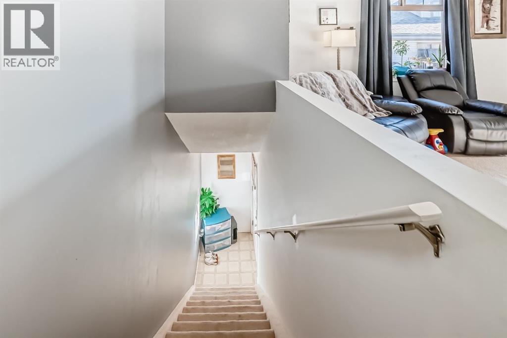 Row / Townhouse for Sale in 205, 27 Everridge Square SW|Calgary, Alberta T2Y5J7 4