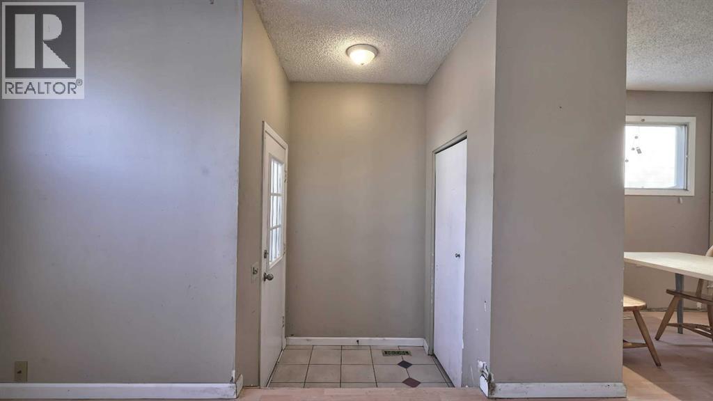 Duplex for Sale in 7814 21 Street SE|Calgary, Alberta T2C1Y7 2