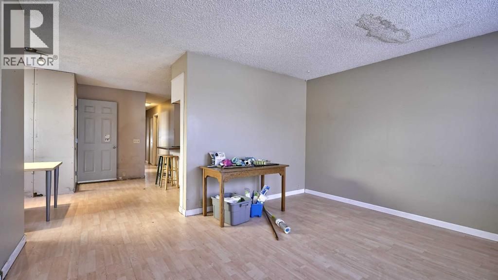 Duplex for Sale in 7814 21 Street SE|Calgary, Alberta T2C1Y7 3