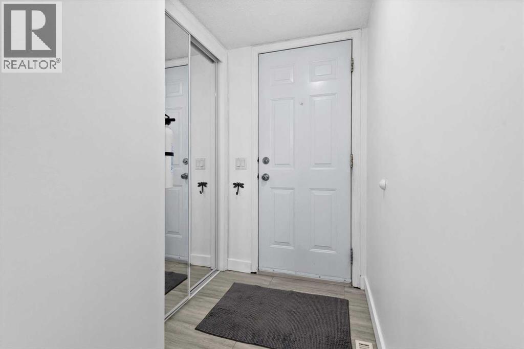 Row / Townhouse for Sale in 118 Brae Glen Lane SW|Calgary, Alberta T2W1B6 3