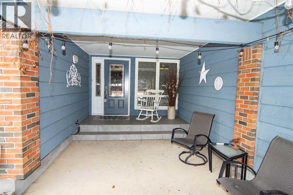 House for Sale in 219 Lake Wood Place SE|Calgary, Alberta T2J4T8 3