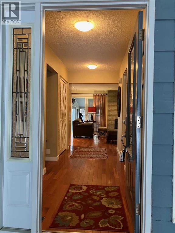 House for Sale in 219 Lake Wood Place SE|Calgary, Alberta T2J4T8 4