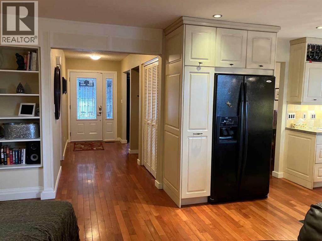 House for Sale in 219 Lake Wood Place SE|Calgary, Alberta T2J4T8 5