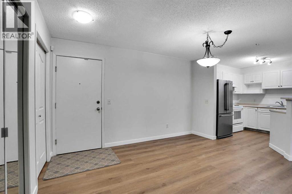 Apartment for Sale in 107, 5500 Somervale Court SW|Calgary, Alberta T2Y4L9 5