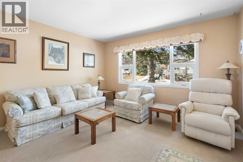 House for Sale in 59 Hogarth Crescent SW|Calgary, Alberta T2V3A8 3