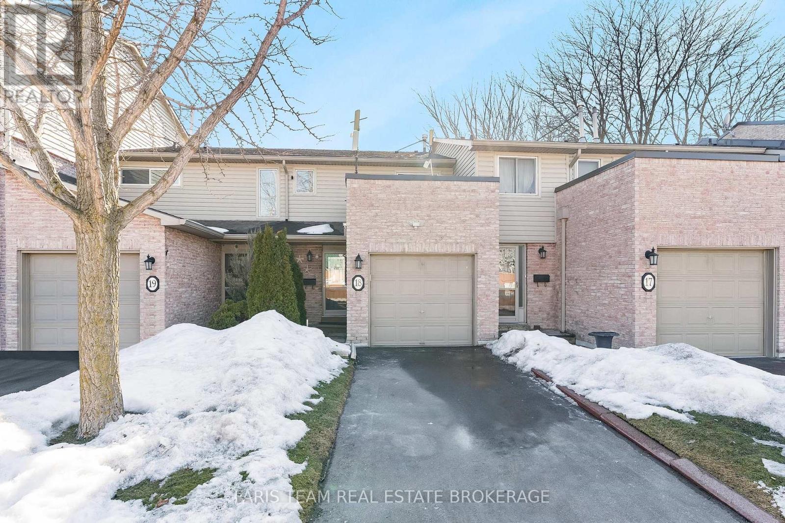 Row / Townhouse for Sale in 18 - 2075 ASTA DRIVE|Mississauga (Cooksville), Ontario L5A2T5 3