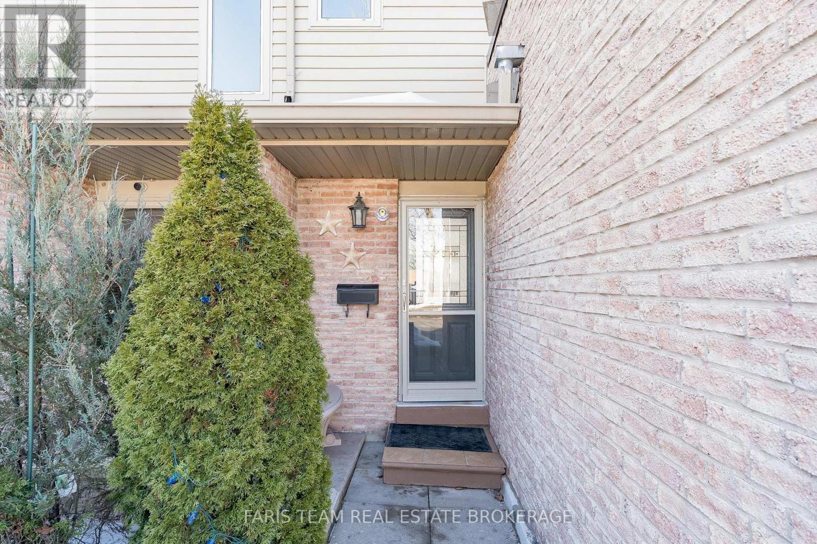 Row / Townhouse for Sale in 18 - 2075 ASTA DRIVE|Mississauga (Cooksville), Ontario L5A2T5 5