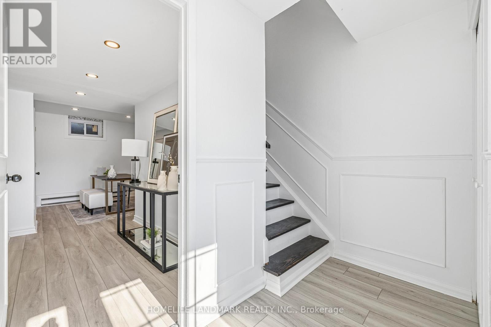 Row / Townhouse for Sale in 9 - 1270 GAINSBOROUGH DRIVE|Oakville (FA Falgarwood), Ontario L6H2L2 3