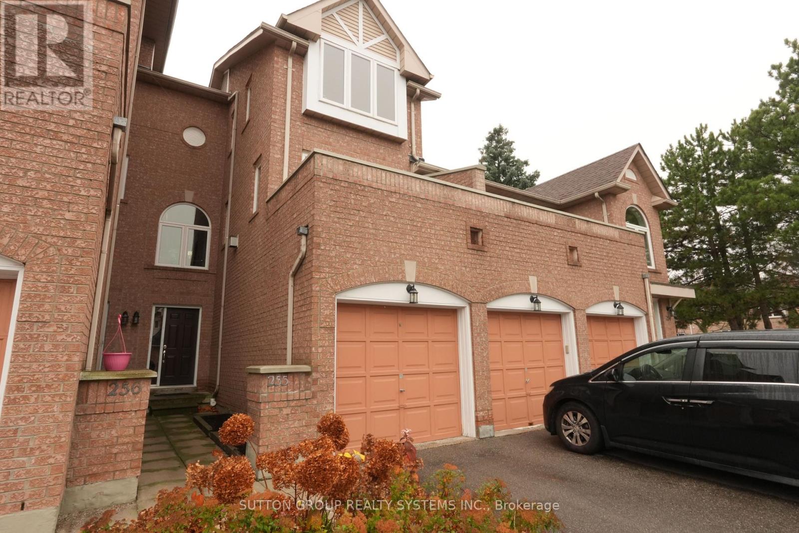 Row / Townhouse for Sale in 255 - 60 BARONDALE DRIVE|Mississauga (Hurontario), Ontario L4Z3N8