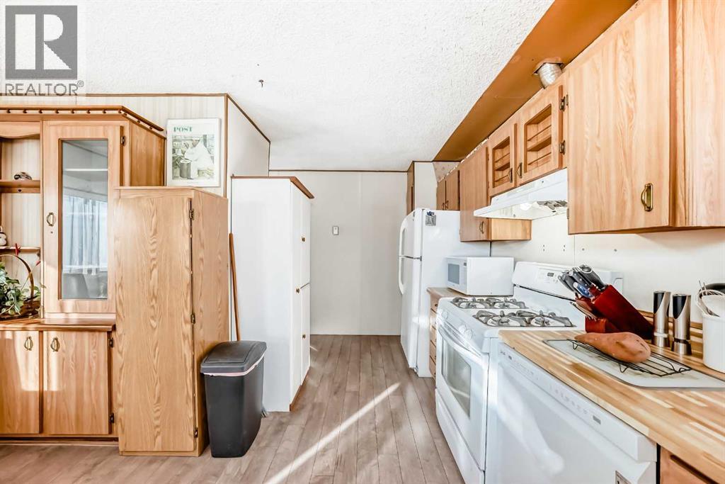 Mobile Home for Sale in 3227 Burroughs Manor NE|Calgary, Alberta T1Y6K1 5