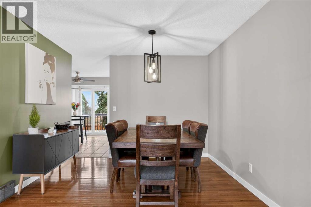 House for Sale in 1480 Berkley Drive NW|Calgary, Alberta T3k1T8 4