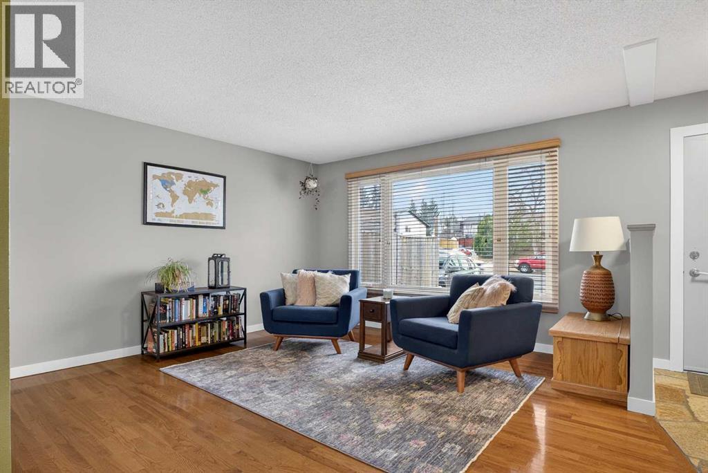 House for Sale in 1480 Berkley Drive NW|Calgary, Alberta T3k1T8 2