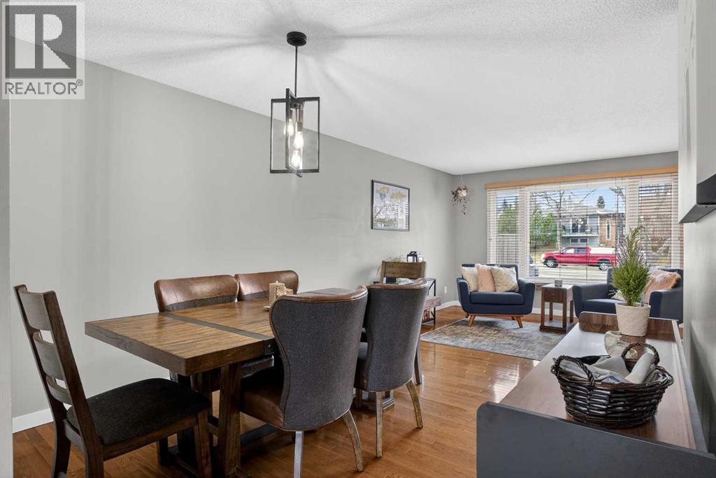 House for Sale in 1480 Berkley Drive NW|Calgary, Alberta T3k1T8 3