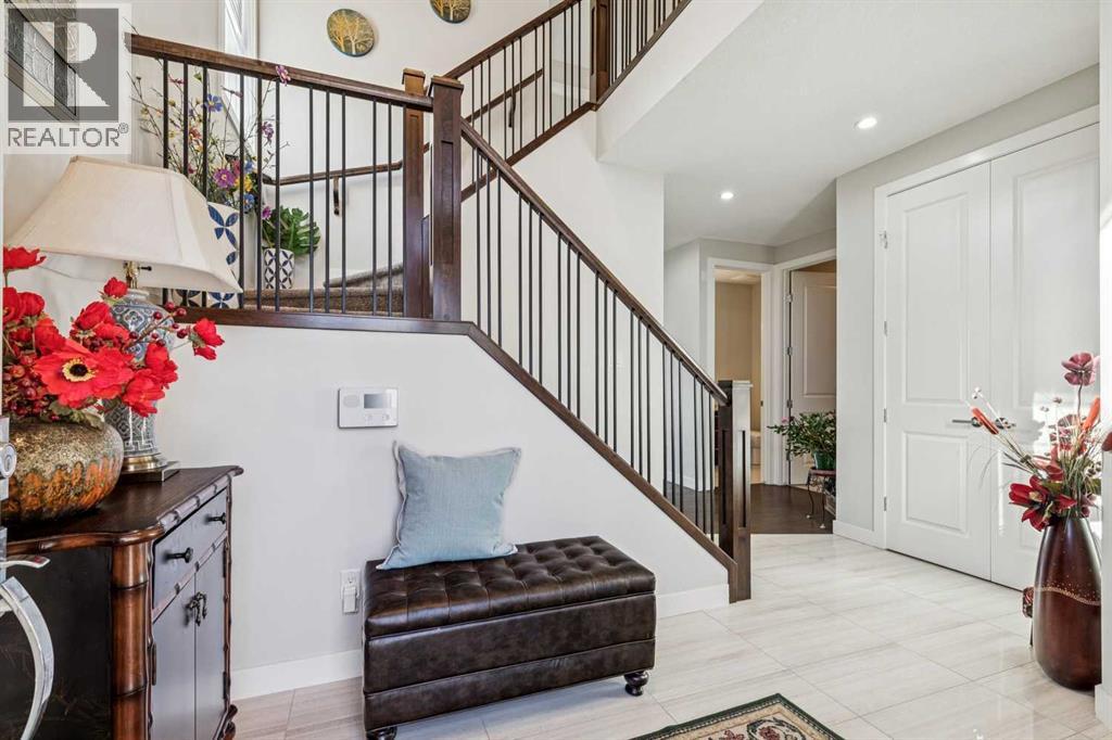 House for Sale in 176 Cranarch Crescent SE|Calgary, Alberta T3M2J2 3