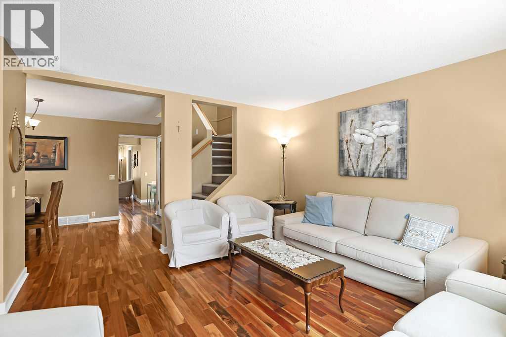 House for Sale in 40 Woodglen Grove SW|Calgary, Alberta T2J3A1 5