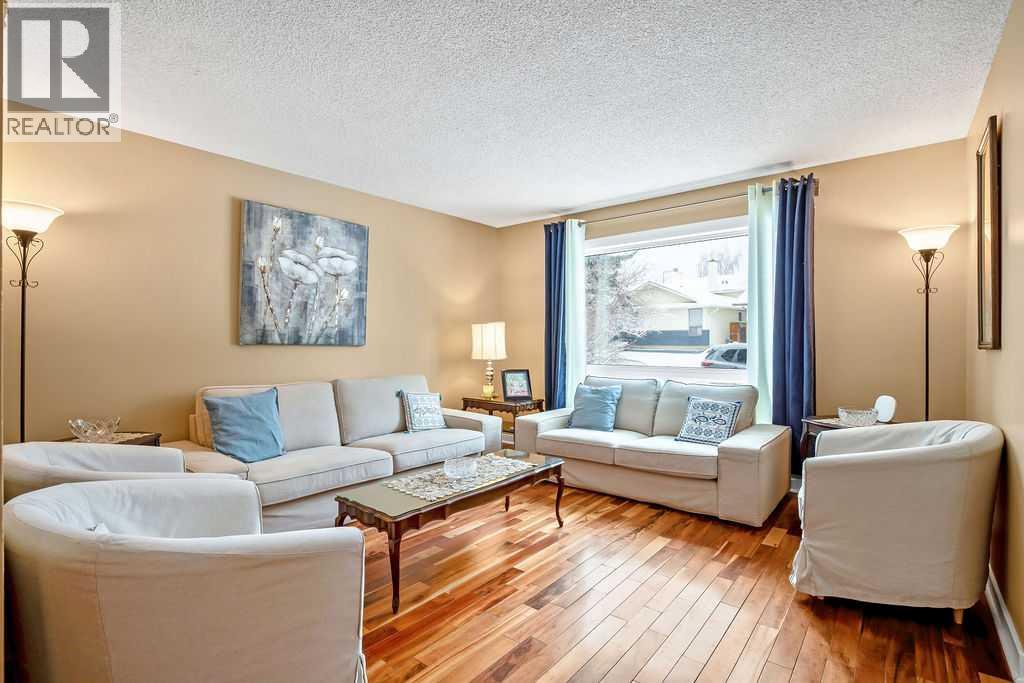 House for Sale in 40 Woodglen Grove SW|Calgary, Alberta T2J3A1 2