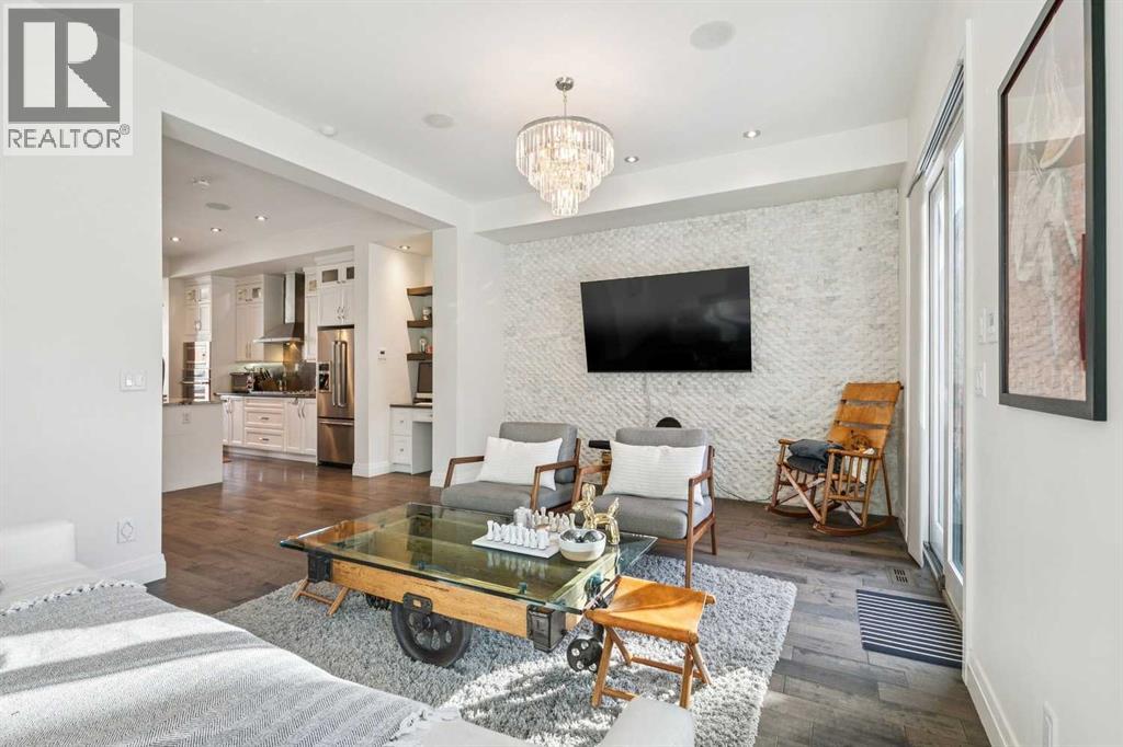 Duplex for Sale in 2109 20 Avenue SW|Calgary, Alberta T2T0M3 2