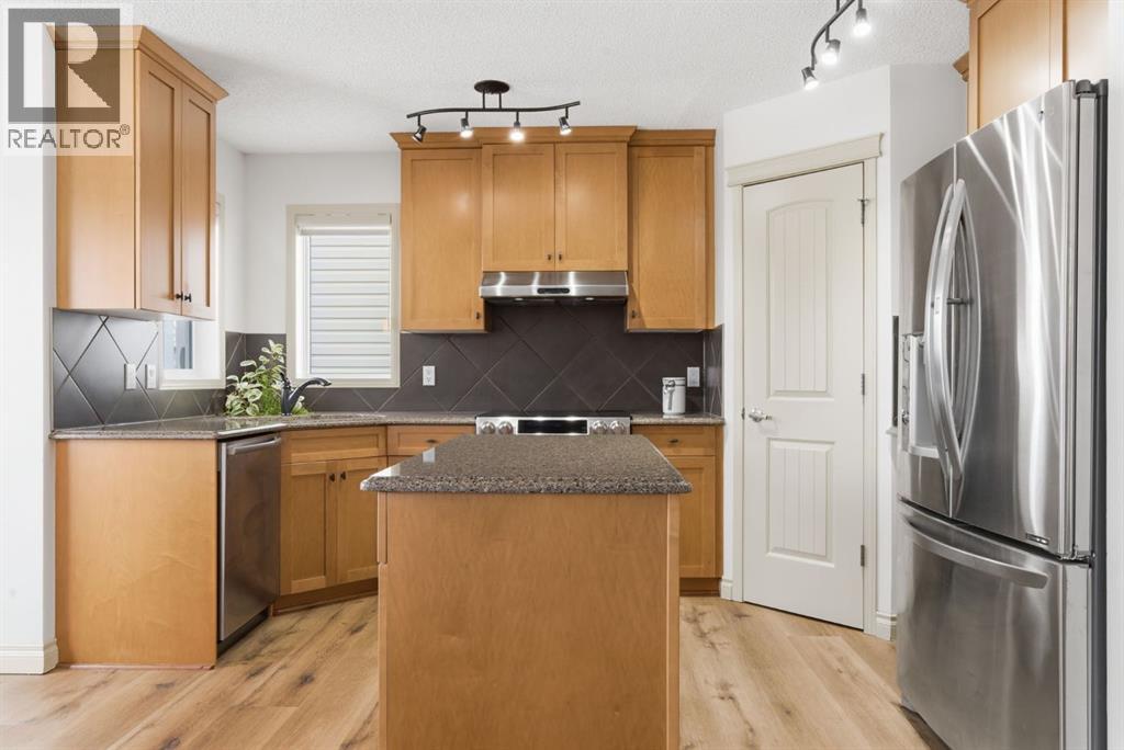 House for Sale in 329 Douglas Ridge Circle SE|Calgary, Alberta T2Z3H5 3