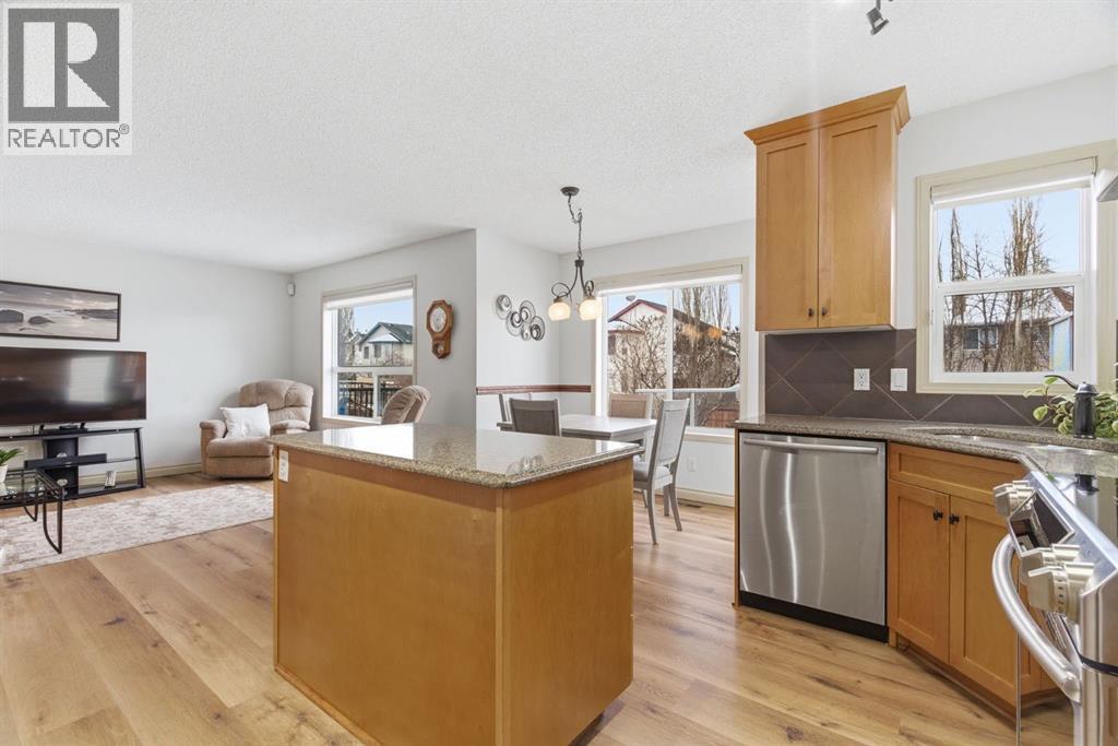 House for Sale in 329 Douglas Ridge Circle SE|Calgary, Alberta T2Z3H5 5