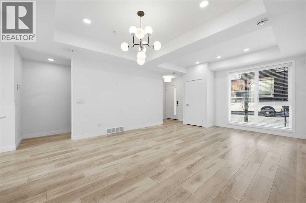 Row / Townhouse for Sale in 4010 Kovitz Lane NW|Calgary, Alberta T3B6A8 4