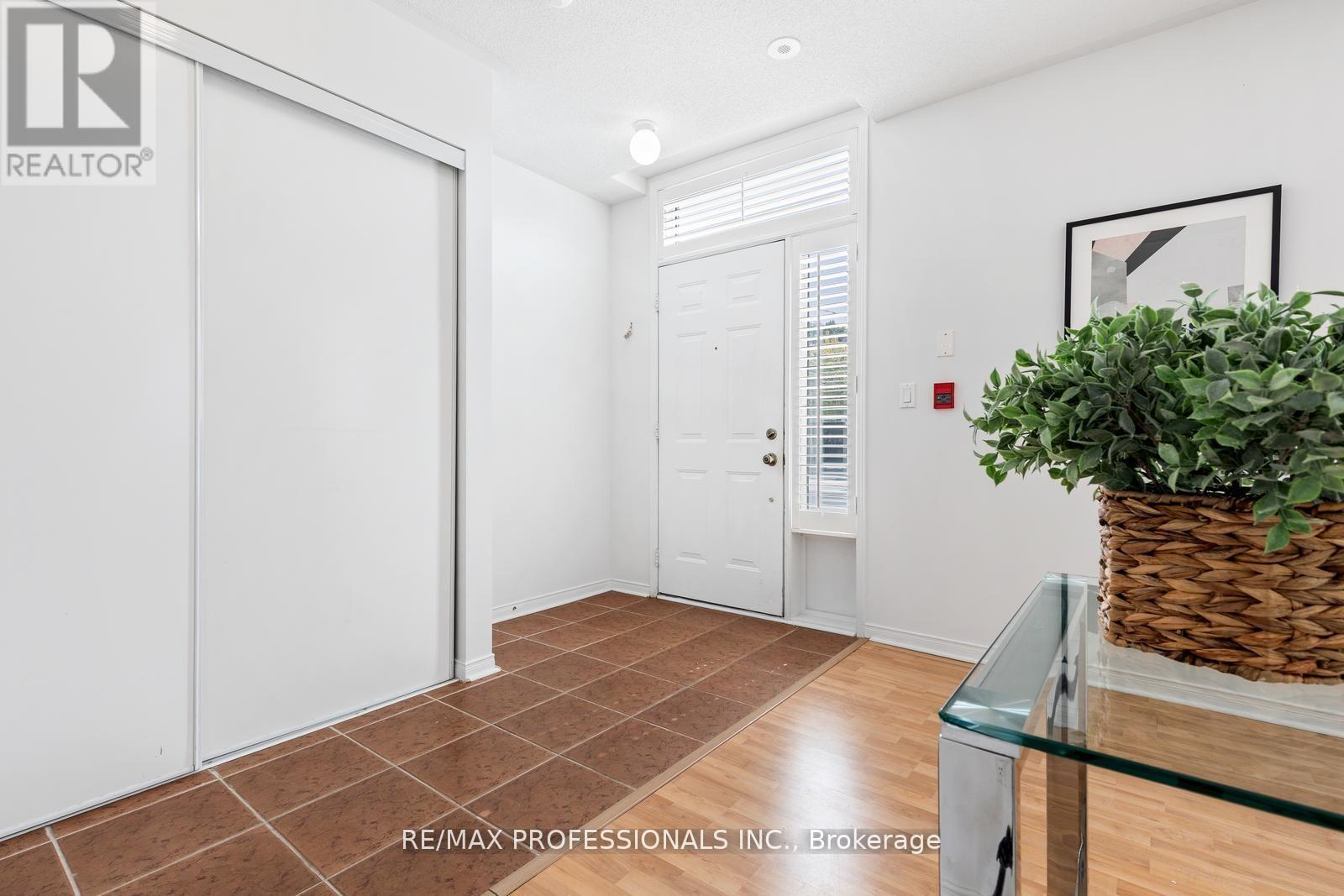 Row / Townhouse for Sale in 104 - 3400 LAKE SHORE BOULEVARD W|Toronto (Long Branch), Ontario M8W4Z9