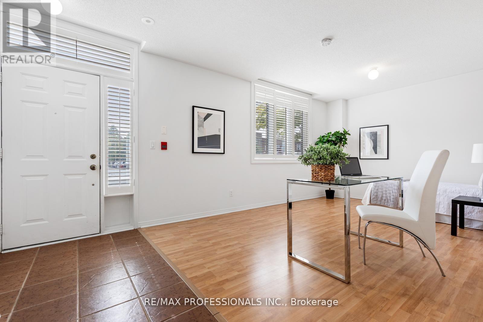 Row / Townhouse for Sale in 104 - 3400 LAKE SHORE BOULEVARD W|Toronto (Long Branch), Ontario M8W4Z9 2