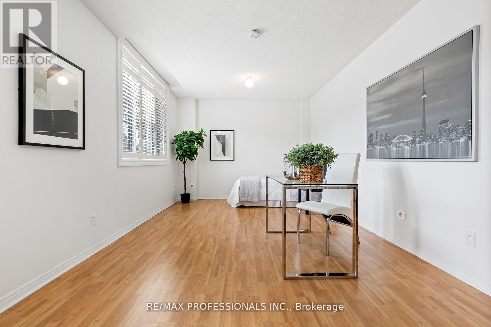 Row / Townhouse for Sale in 104 - 3400 LAKE SHORE BOULEVARD W|Toronto (Long Branch), Ontario M8W4Z9 3