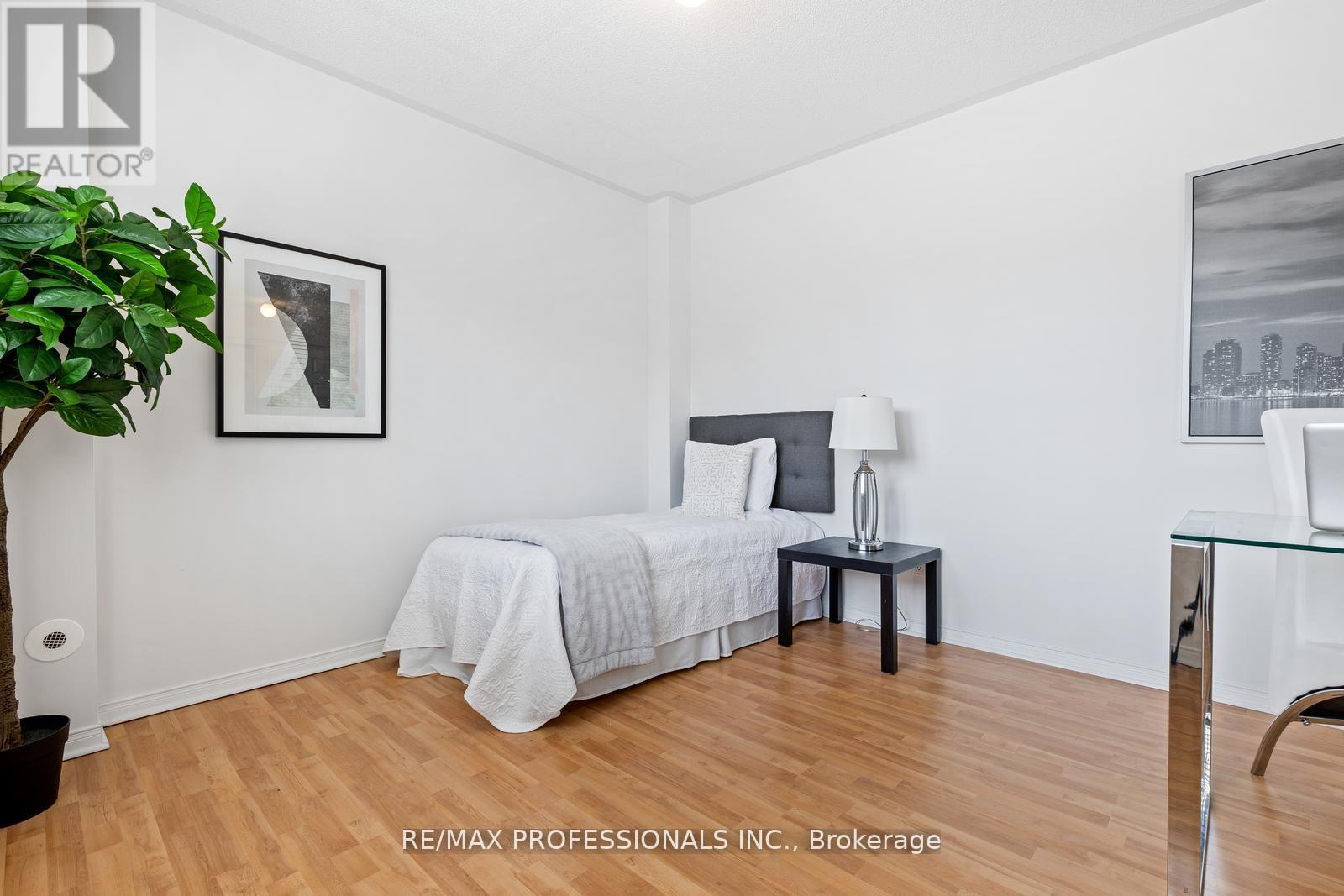 Row / Townhouse for Sale in 104 - 3400 LAKE SHORE BOULEVARD W|Toronto (Long Branch), Ontario M8W4Z9 5