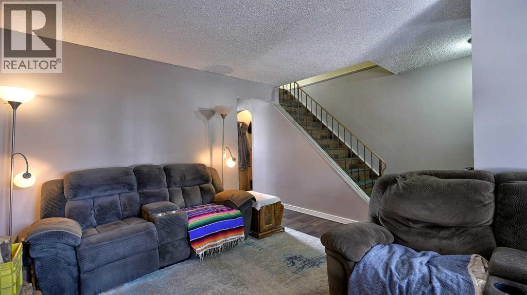 House for Sale in 35 Riverbirch Road SE|Calgary, Alberta T2C3M4 4