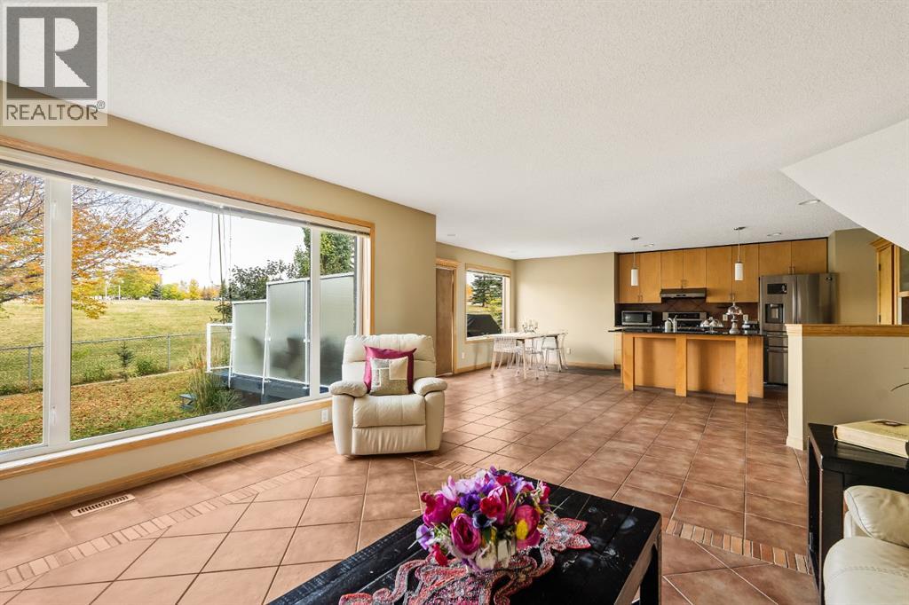 House for Sale in 120 Simcoe Close SW|Calgary, Alberta T3H4N3 4