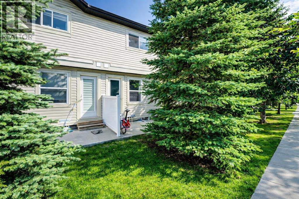 Row / Townhouse for Sale in 115 Saddlebrook Point NE|Calgary, Alberta T3J0K3 2