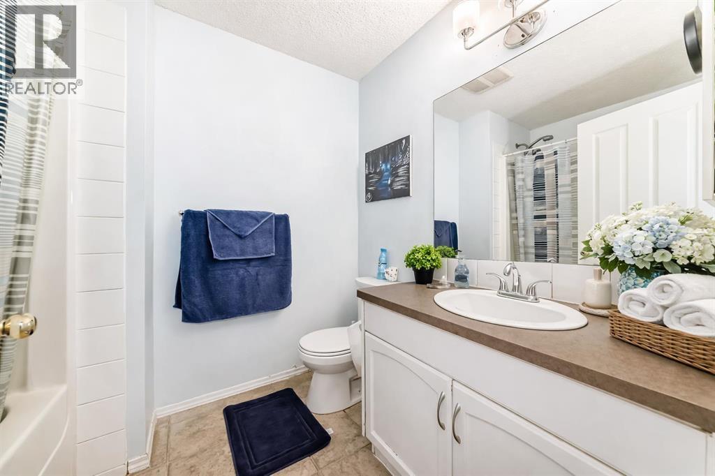 Row / Townhouse for Sale in 115 Saddlebrook Point NE|Calgary, Alberta T3J0K3 5