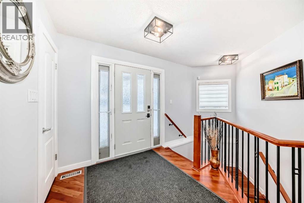 House for Sale in 5135 48 Street NW|Calgary, Alberta T3A0T2 3