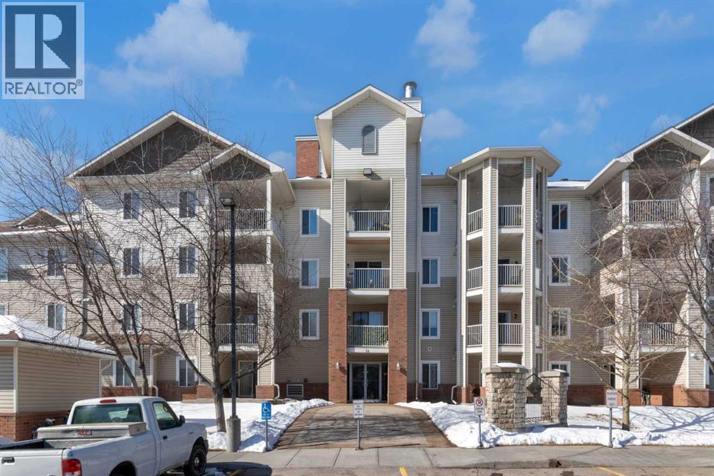 Apartment for Sale in 104, 16 Country Village Bay NE|Calgary, Alberta T3K5Y9
