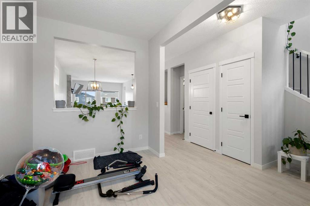 House for Sale in 22 Edith Manor NW|Calgary, Alberta T3R1Y7 5