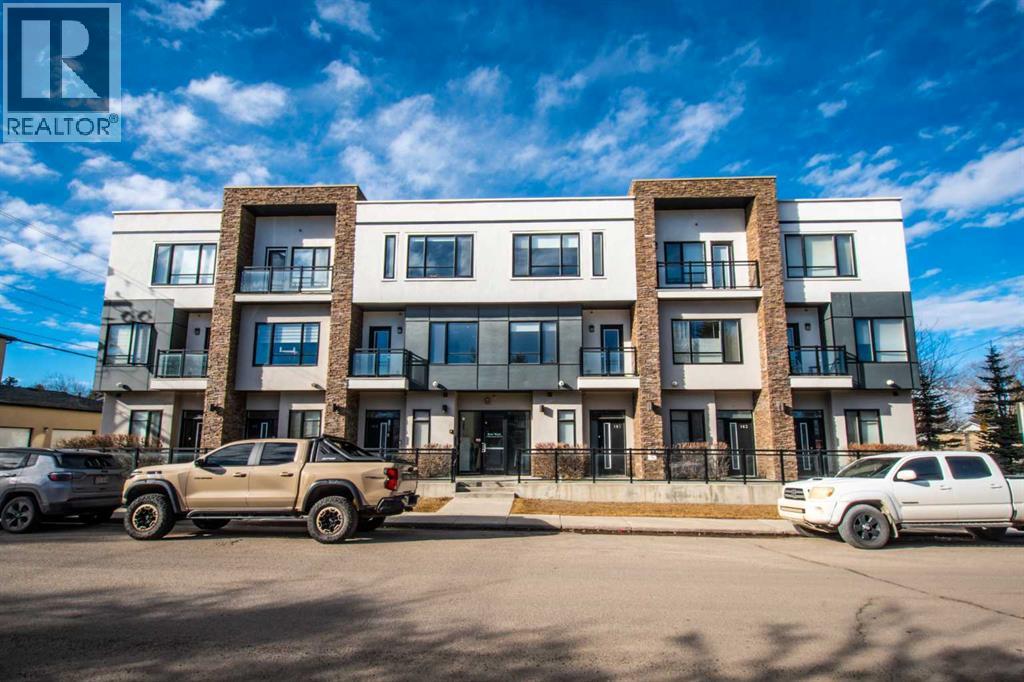 Row / Townhouse for Sale in 109, 15 Rosscarrock Gate SW|Calgary, Alberta T3C1E6 2