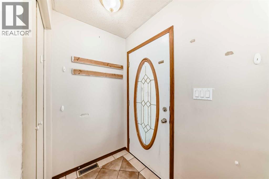 House for Sale in 927 Midridge Drive SE|Calgary, Alberta T2X1H5 5