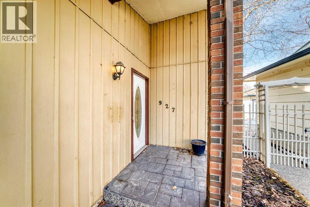 House for Sale in 927 Midridge Drive SE|Calgary, Alberta T2X1H5 4